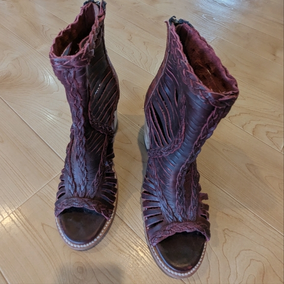 Free Bird Sandals - Picture 1 of 5